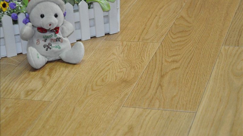 地板安装中，防潮垫与龙骨的正确安装顺序